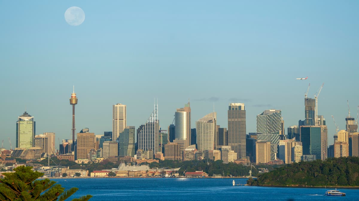 Australian Central Bank Holds Rates Steady, Signals Caution on Inflation