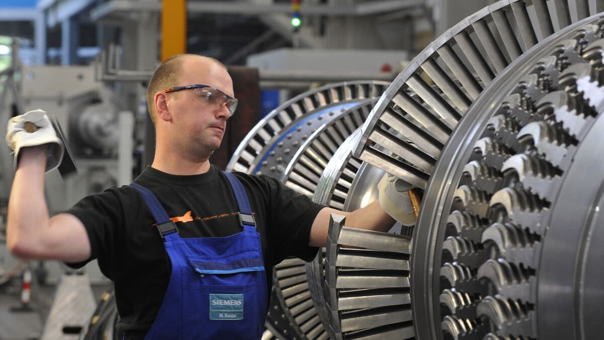 German industrial production rises 0.9% in May, beating forecasts
