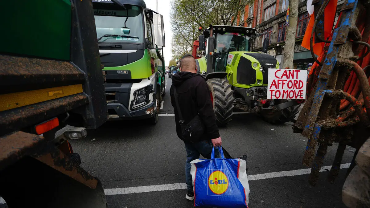 Crisis meeting called after Irish fuel protests