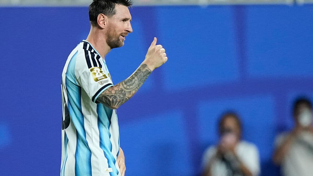 Messi historic - ties World