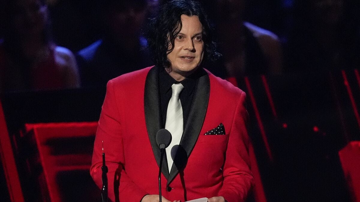 Jack White in new mockery of Trump over small hands