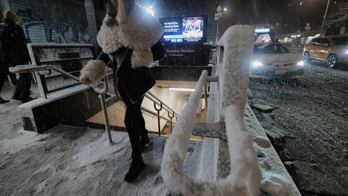 Snowstorm halts US Congress votes until Tuesday