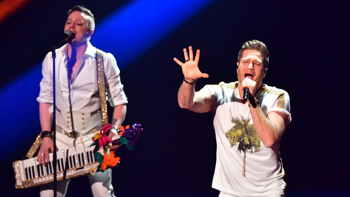 The dance band Sannex is disbanding.