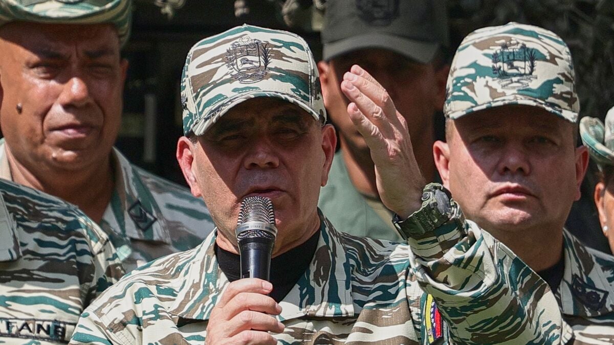 US B-1B Bomber Flies Near Venezuela Amid Rising Tensions