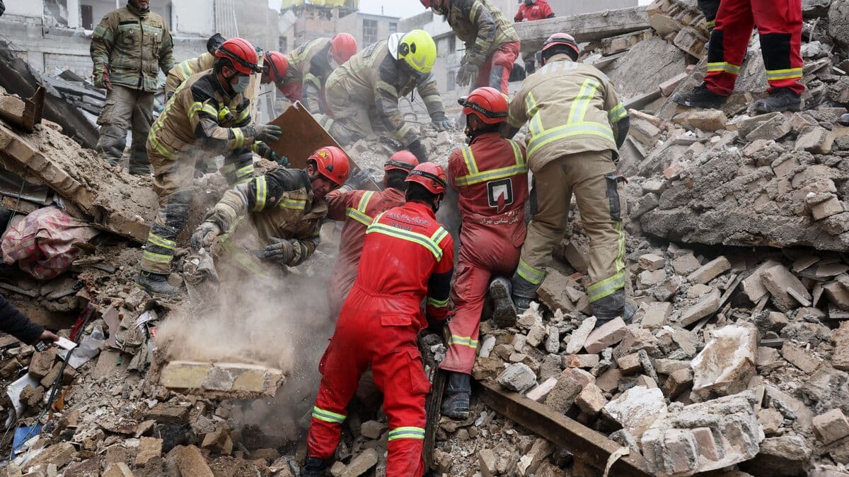 Iran war: US sends naval landing force