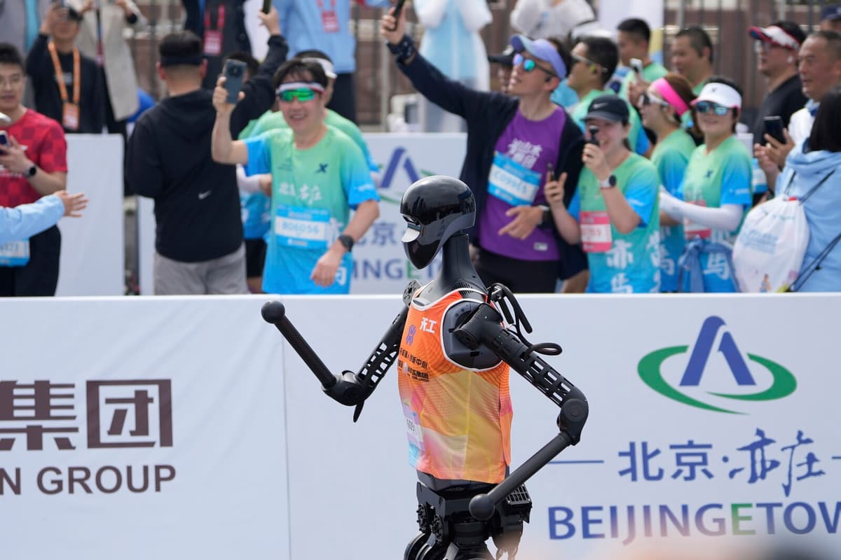 Robots Struggle in First Human vs. Machine Half-Marathon in Beijing