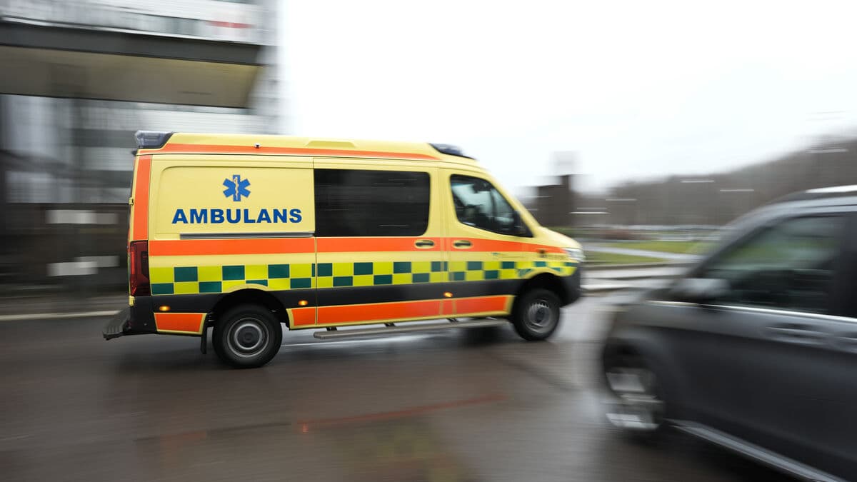 Man in his 40s falls on steel beam in Kungsbacka, seriously injured