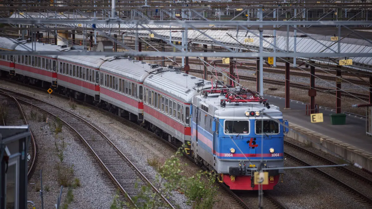 Red-light violation causes train delays