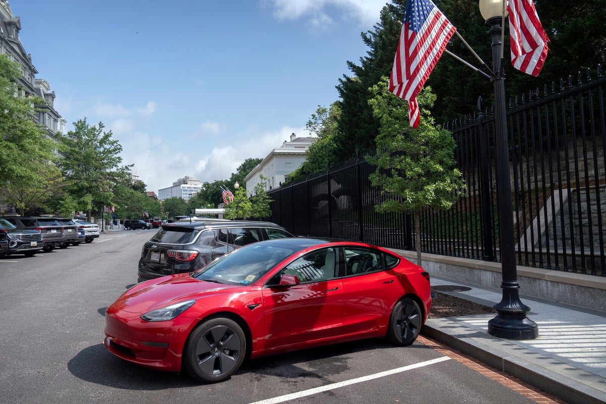 NHTSA Investigates 174,000 Tesla Cars Over Door Handle Issues