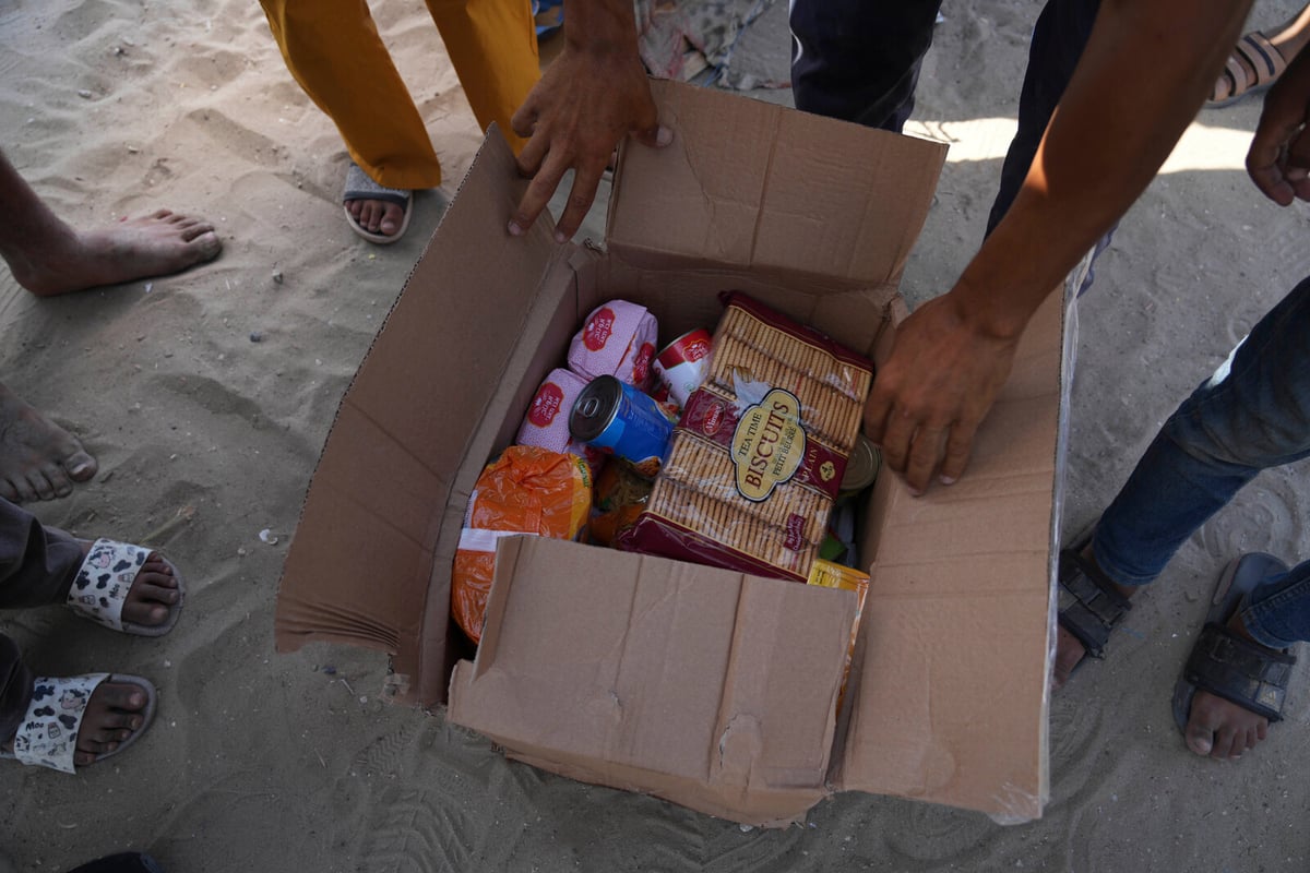 Thousands of Gazans Rush Aid Center Amid Scarce Relief Supplies