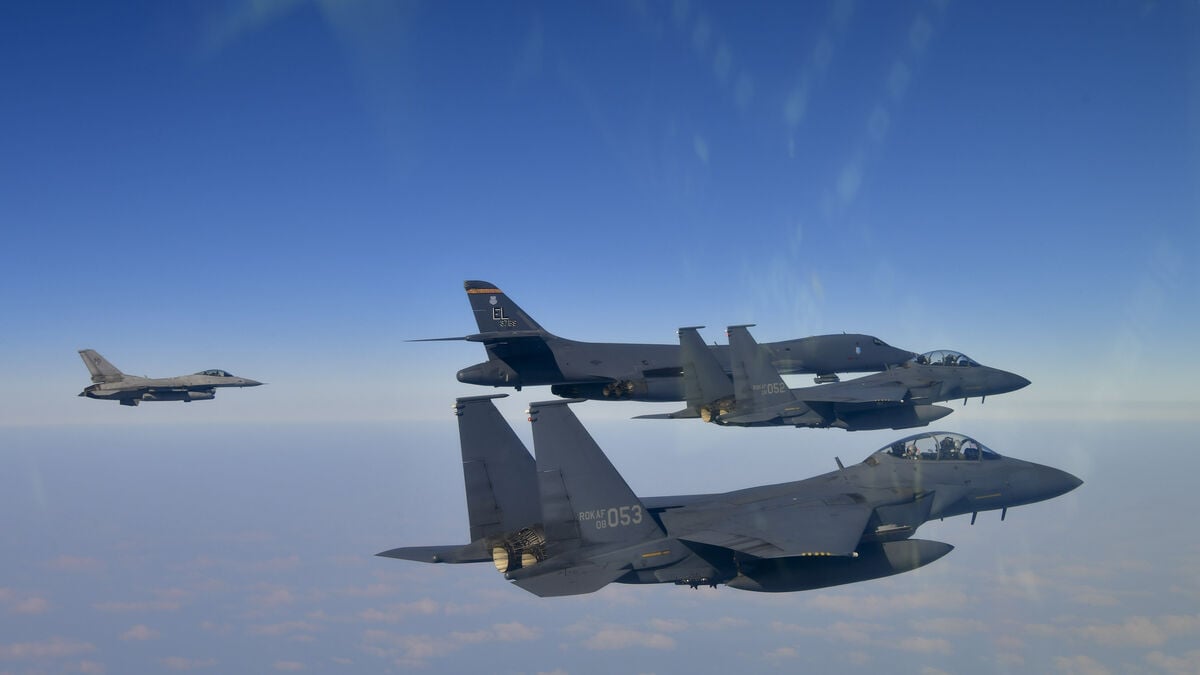 Fighter pilots took selfies, collided in mid-air