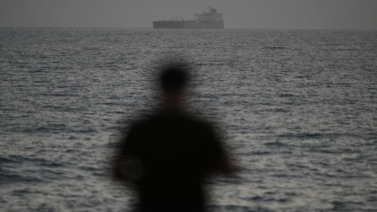 US imposes new sanctions on Iranian oil, targeting transportation