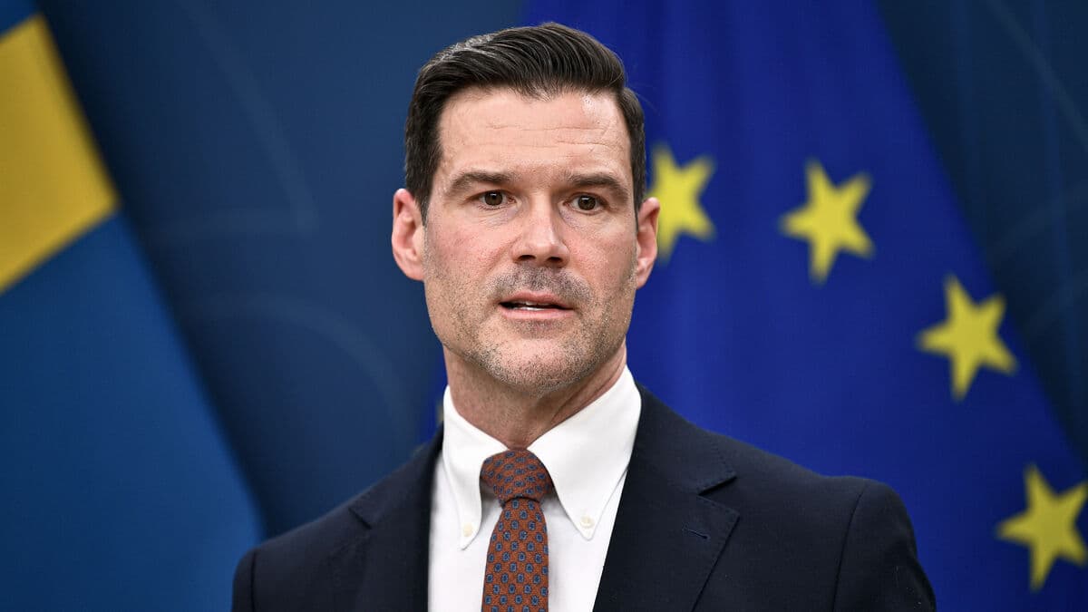 Tougher measures for foreigners facing forced deportation