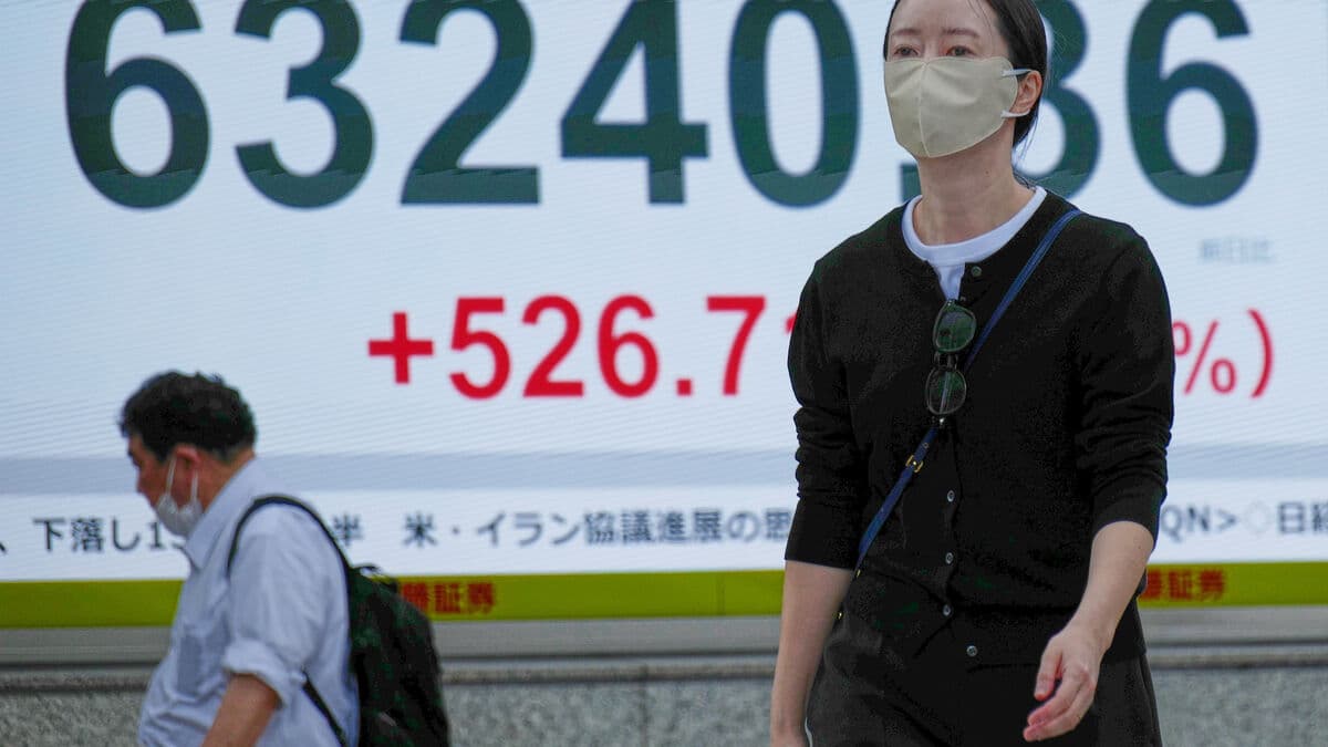 Asian stocks up on hopes of Strait of Hormuz reopening