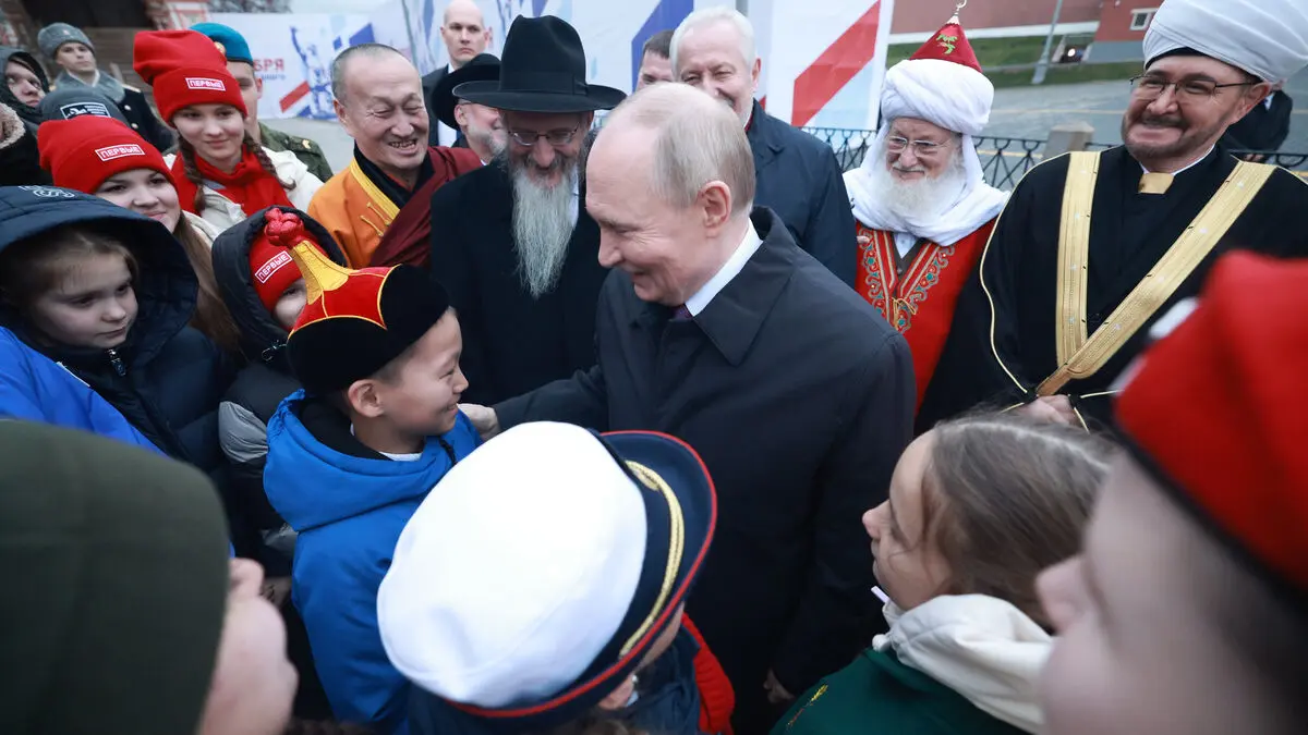 Eleven-year-old confronts Putin: "He's hurt"