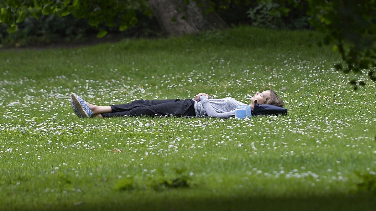 Why heat waves are making us sleep so poorly right now