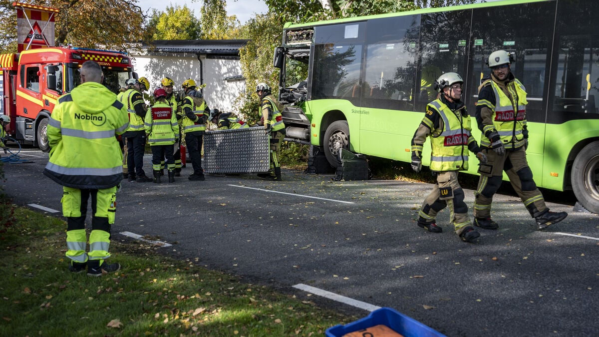 Bus crashes into tree in Malmö, injuring several people