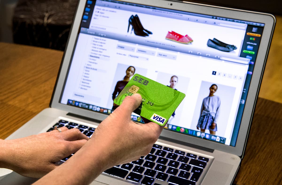 E-commerce Drives March Surge in Clothing and Shoe Sales