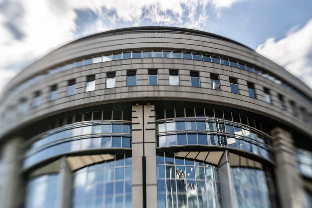 V and KD Clash in EU Parliament: Employee Reports Scratches