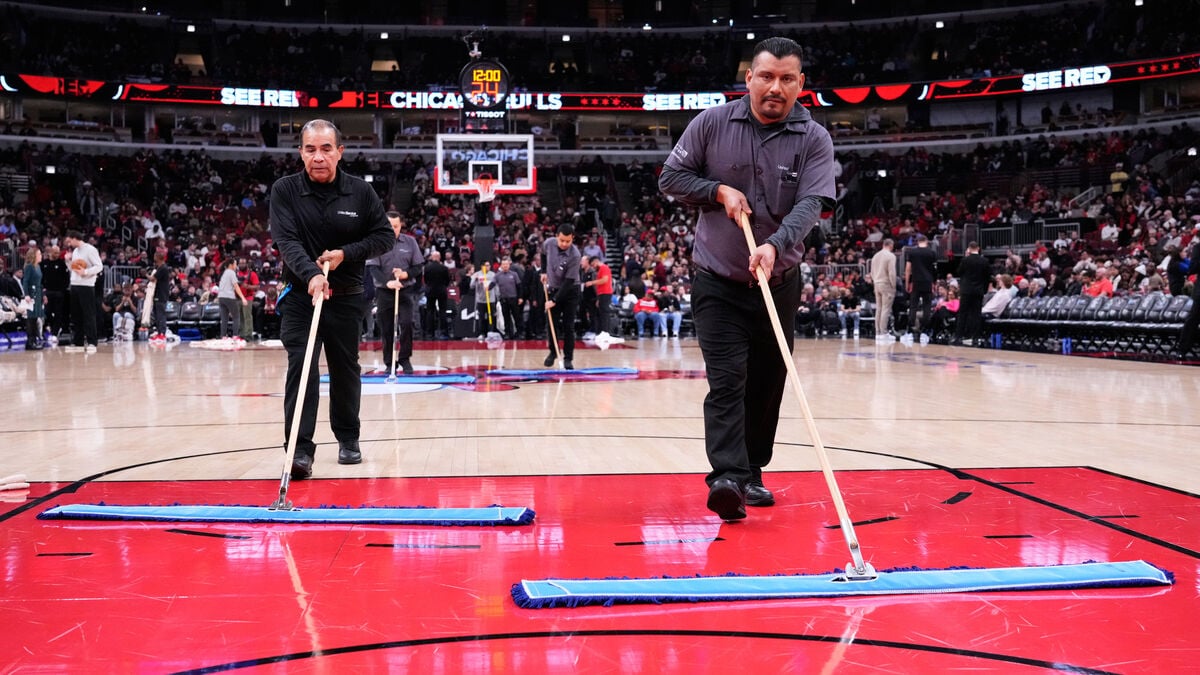 Larsson's Miami game in Chicago postponed, court unplayable