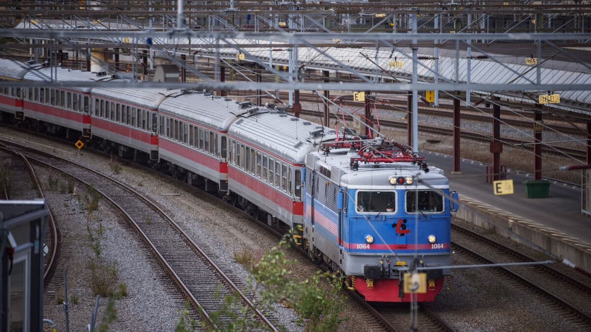 Train traffic halted between Stockholm and Gothenburg after incident in Herrljunga