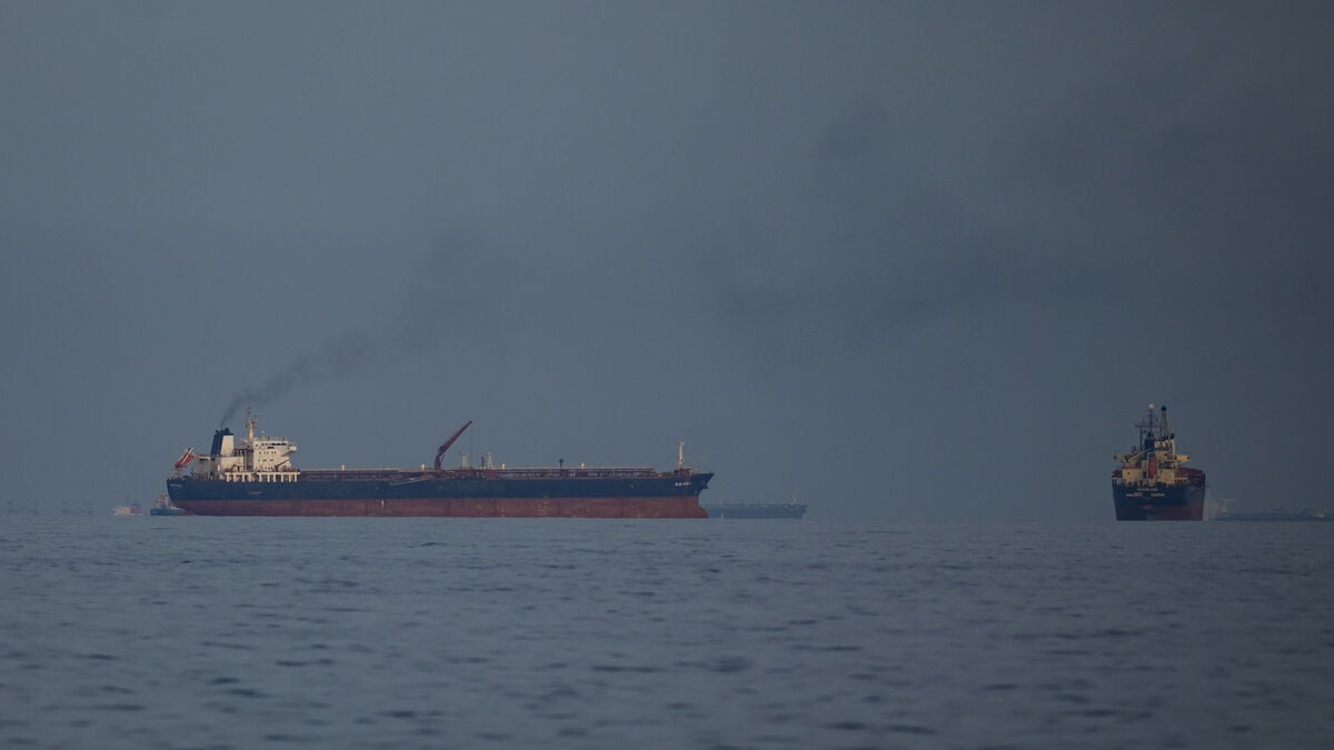 Hopes of Strait of Hormuz reopening lower oil prices
