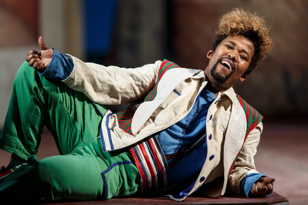 Luthando Qave receives the Opera Prize