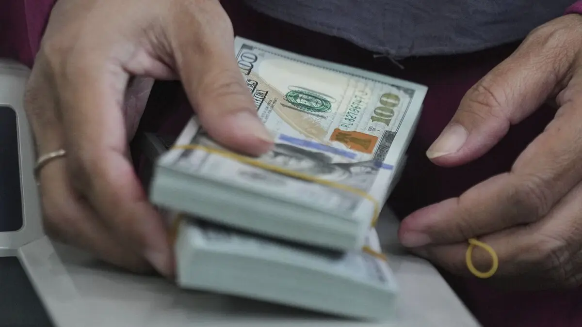 The Swedish krona is losing ground against the dollar