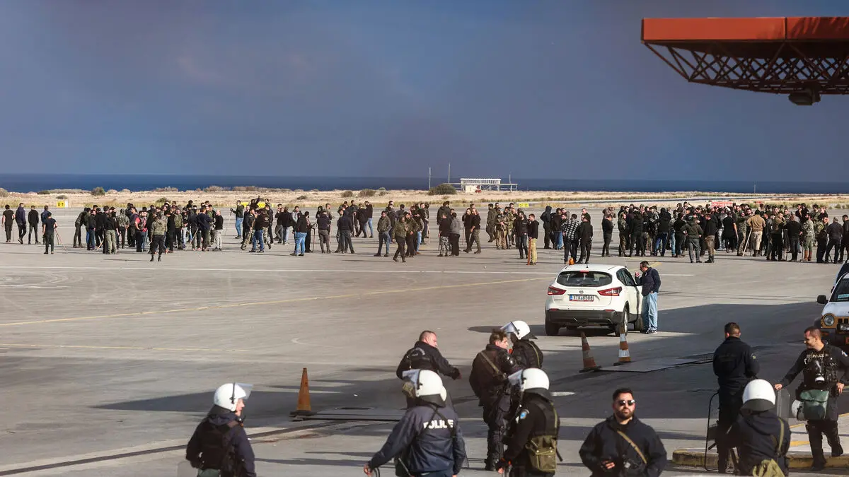 Farmers close Crete's airports