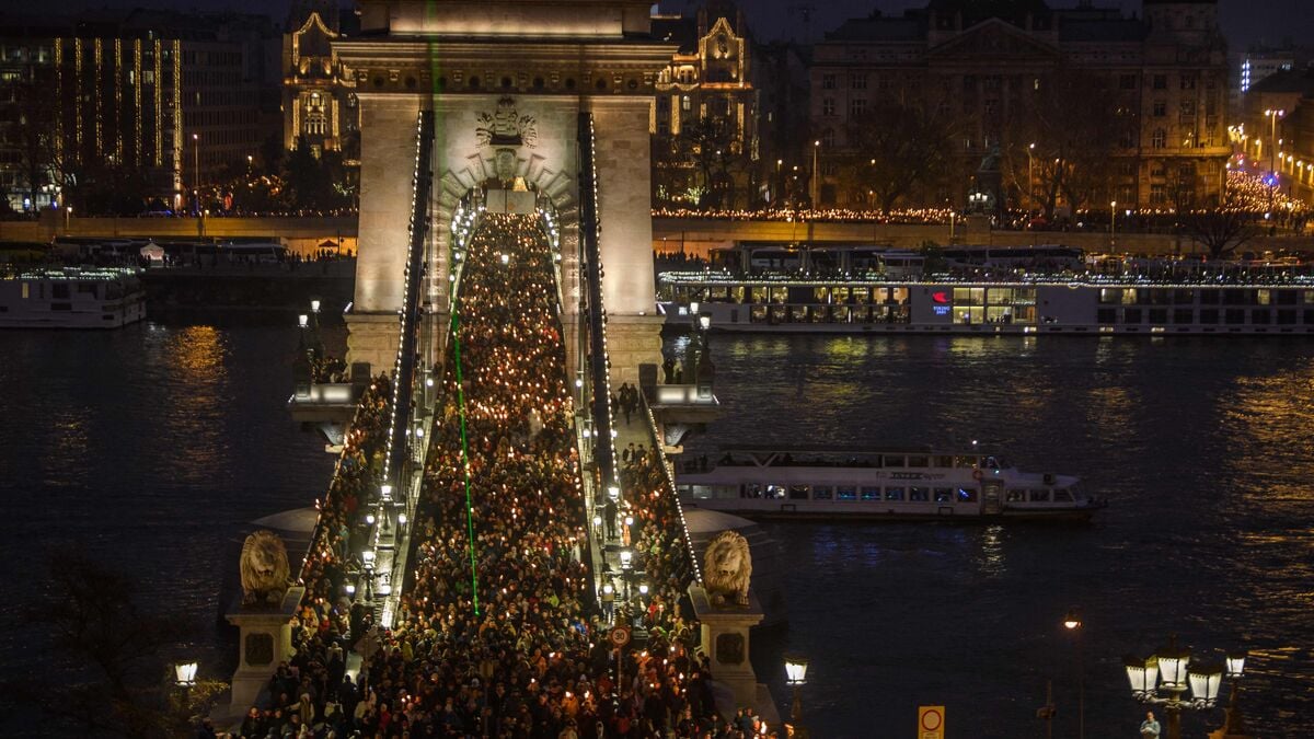 Tens of thousands of protesters demand Orbán's resignation
