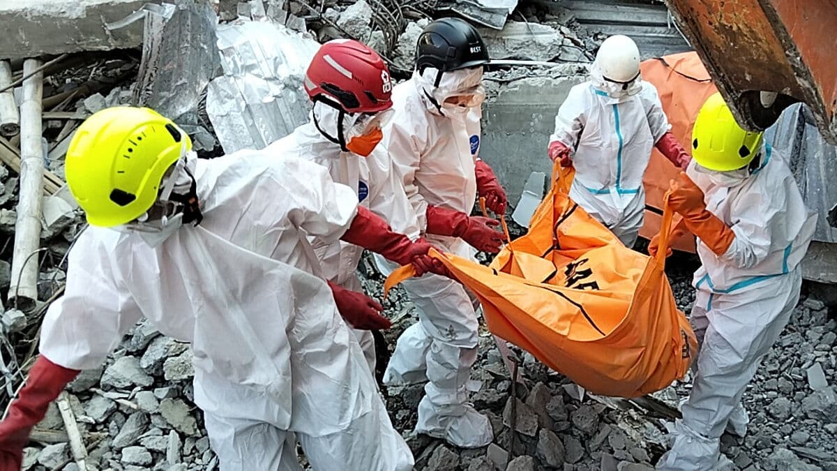 67 Dead as Search Ends in Indonesia School Collapse