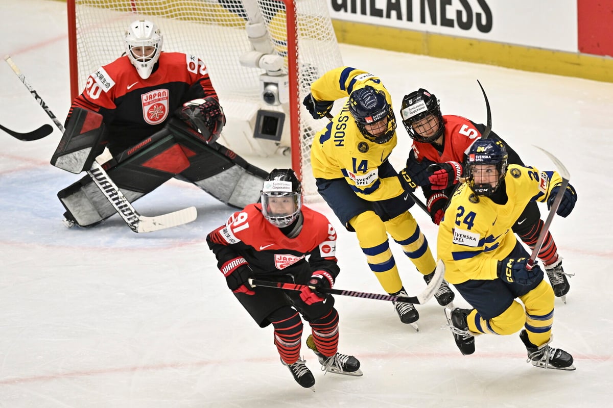 Sweden Secures Quarterfinal Spot as Group Winners in World Championship