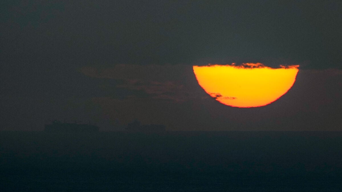 Few ships pass through the Strait of Hormuz despite ceasefire