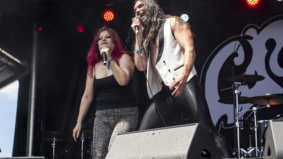 L7 bassist Jennifer Finch diagnosed with aggressive brain cancer, cancels US tour