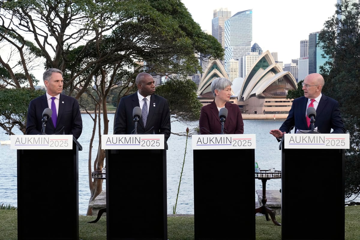 Australia and UK Sign 50-Year Submarine Cooperation Agreement