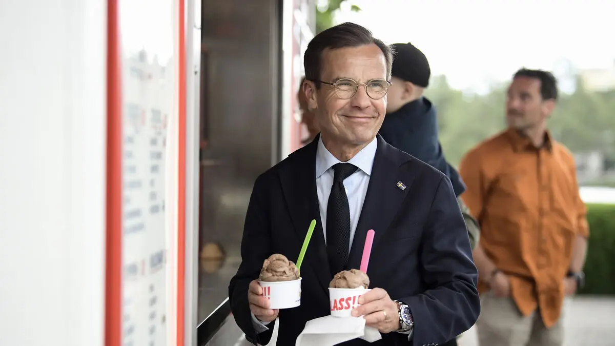 Ministers' ice cream image arouses anger: unhistorical