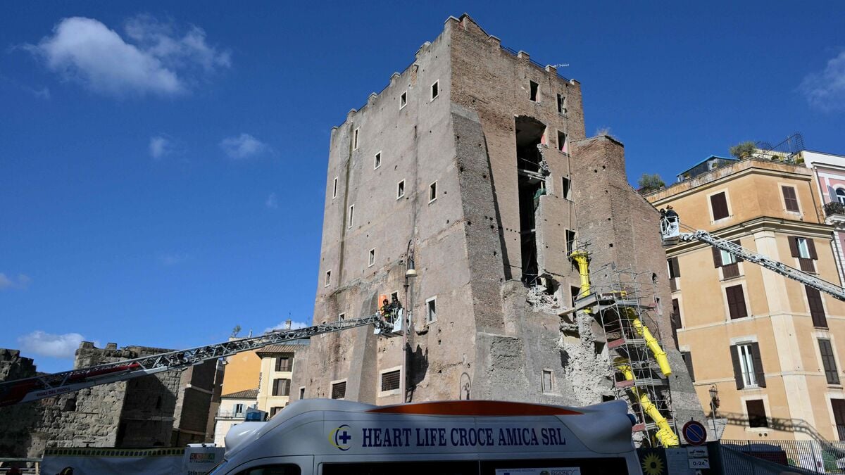 Medieval towers have collapsed in central Rome
