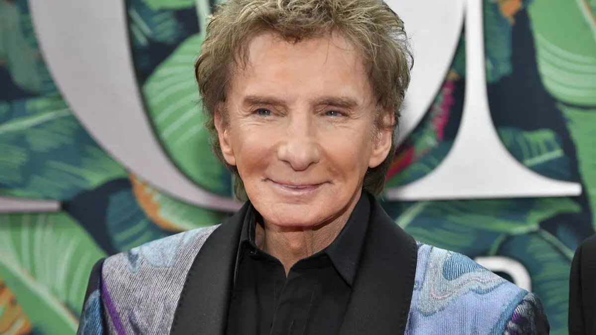 Barry Manilow to undergo surgery for lung cancer