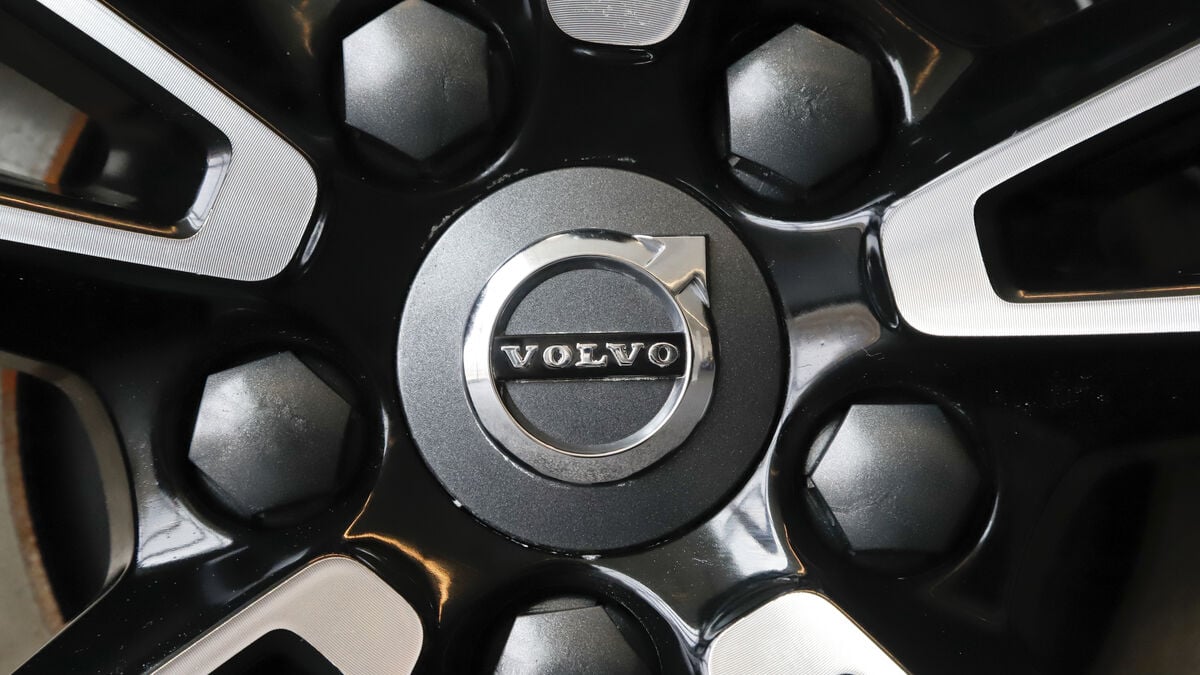 Volvo Cars freezes white-collar hiring in most areas globally