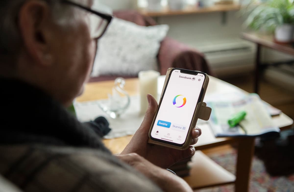 Swedish Women Lead in Charity as Men's Donations Decline