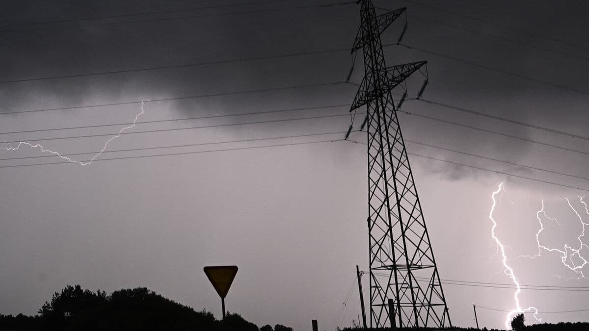 Dramatic thunderstorms move in across Sweden