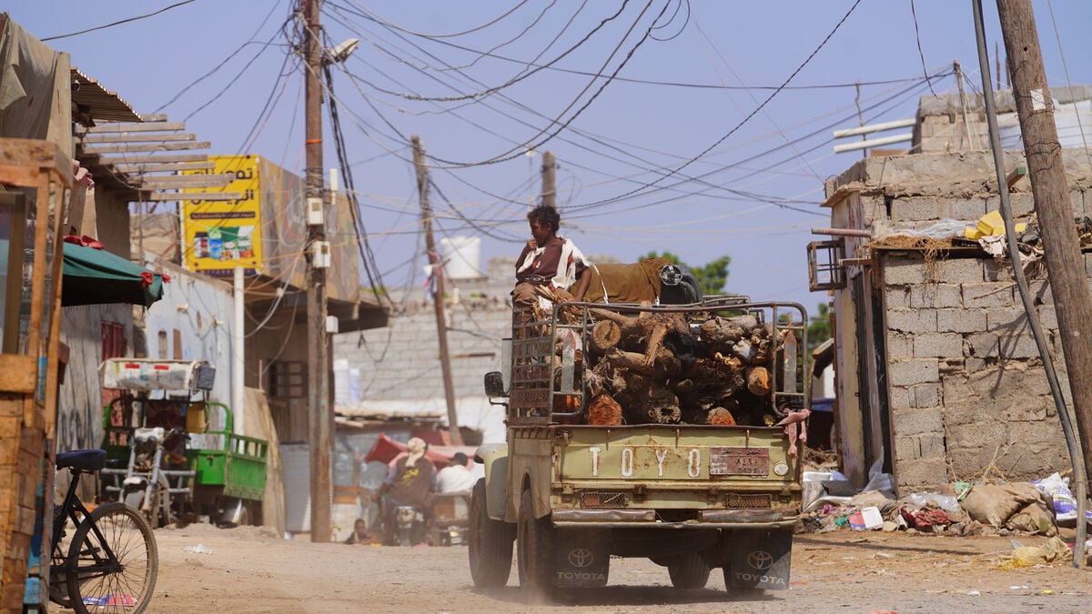 Houthis Attack Presidential Palace and Military Sites in Yemen’s Aden, Killing at Least Four