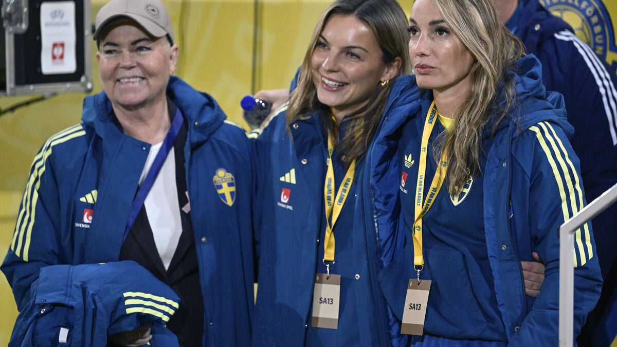 Kosovare Asllani offers no timeline for return as World Cup hopes remain uncertain