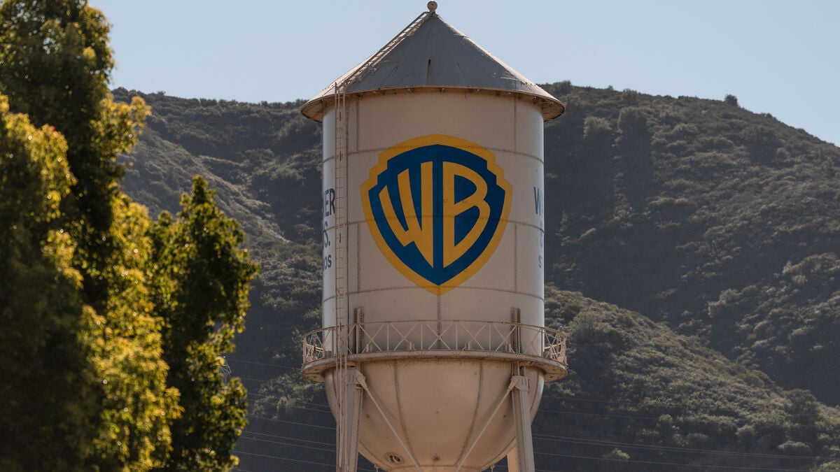 Paramount enters bidding war for Warner