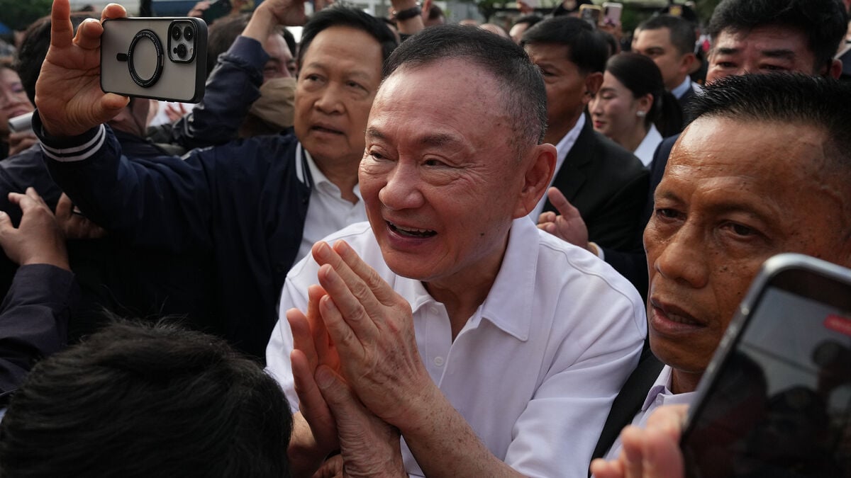 Thaksin Shinawatra freed and ankle shackle removed