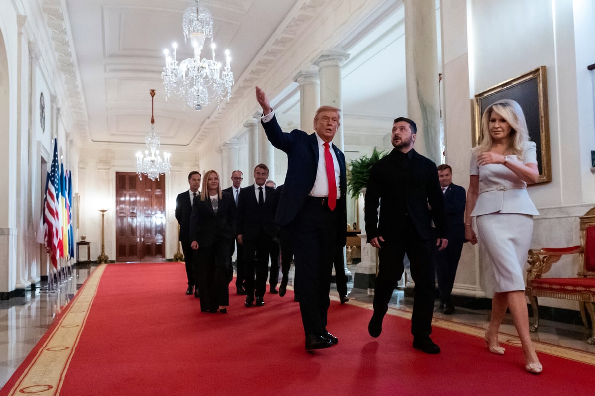 Zelensky Gifts Trump Golf Club from Wounded Ukrainian Soldier