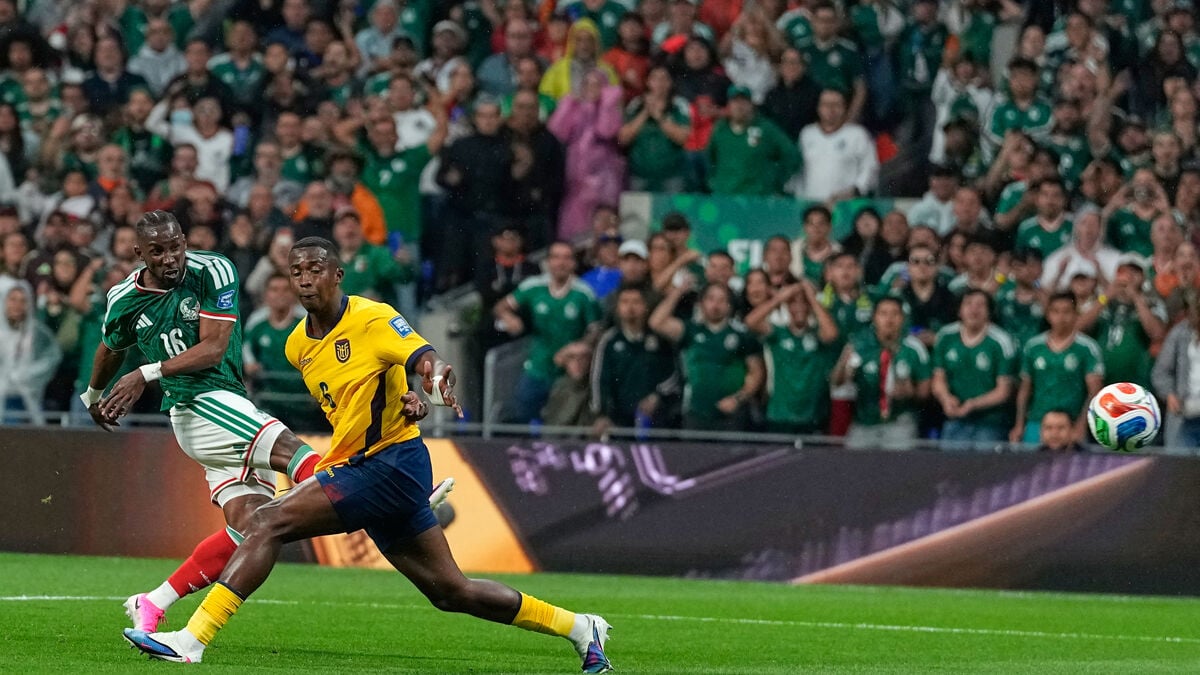Mexico beats Ecuador 2-0 to reach World Cup round of 16