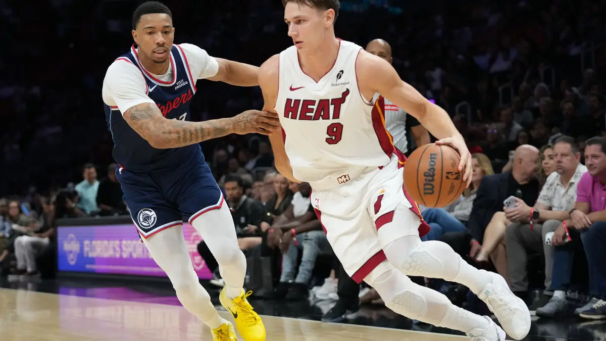 Pelle Larsson left the match with an injured foot