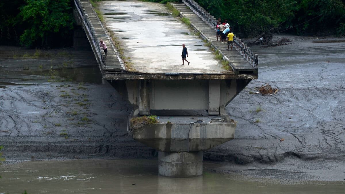 Nepal rescue teams pump air into mudslide-trapped tunnel as more than 100 are feared alive