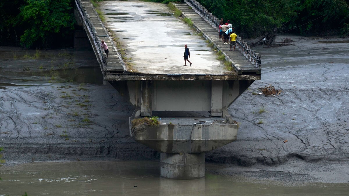 Nepal rescue teams pump air into mudslide-trapped tunnel as more than 100 are feared alive